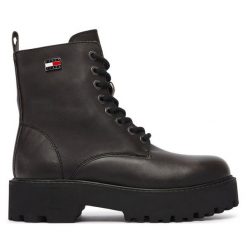 Trapery Tommy Jeans. Czarne traperki Tommy Jeans, bez wzorów, z jeansu, bez obcasa, bez zapięcia. Za 749.99 zł.