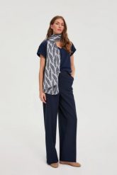 Szal w roślinny wzór granatowy. Niebieskie szaliki i kominy MOODO, bez wzorów, z poliesteru. Za 59.99 zł.