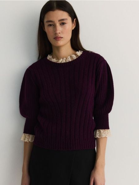 Sweter z bufiastymi rękawami - mahoniowy. Brązowe swetry Reserved, l, bez wzorów, z dzianiny, bez ramiączek. W wyprzedaży za 79.99 zł.