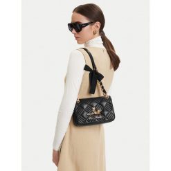 Torebka LOVE MOSCHINO. Czarne torebki klasyczne Love Moschino, bez wzorów, klasyczne, bez dodatków. Za 1,099.00 zł.