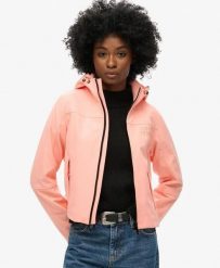 Superdry Damska kurtka Soft Shell Trekker z kapturem. Czerwone kurtki Superdry, bez wzorów, z elastanu, eleganckie, z kapturem. Za 460.90 zł.