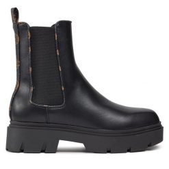 Sztyblety Guess. Czarne botki Guess, z aplikacjami, bez obcasa, na płaskiej podeszwie, bez zapięcia. Za 379.99 zł.