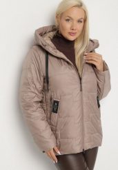 Ciemnobeżowa Pikowana Kurtka z Kapturem i Ozdobnymi Suwakami Tulirisa. Brązowe kurtki Born2be, plus size, bez wzorów, z jeansu, sportowe, z kapturem. Za 159.99 zł.