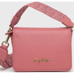 Tommy Hilfiger torebka kolor różowy. Czerwone listonoszki Tommy Hilfiger, bez wzorów, z materiału, bez dodatków. Za 459.99 zł.