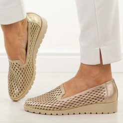 Złote ażurowe półbuty damskie Jezzi 1628-23. Żółte półbuty wsuwane Jezzi, na jesień, w ażurowe wzory, z jeansu, casualowe, bez obcasa, na koturnie. Za 189.00 zł.