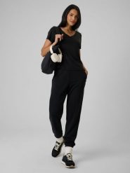 4F Spodnie dresowe joggery z modalem damskie - czarne M. Czarne spodnie dresowe 4f, bez wzorów, z dresówki. Za 159.99 zł.