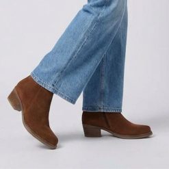 Botki damskie Hee, kowbojki zamszowe na klocku i zapinane na suwak, brązowe, 25773. Brązowe botki Hee, bez wzorów, z jeansu, klasyczne, bez obcasa, na obcasie, bez zapięcia. Za 349.00 zł.