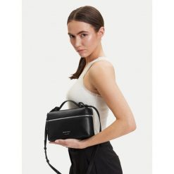 Torebka Emporio Armani. Czarne listonoszki Emporio Armani, bez wzorów, bez dodatków. Za 1,389.00 zł.