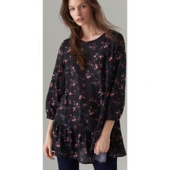 Bluzka oversize z falbaną - Czarny. Bluzki marki Mohito. W wyprzedaży za 59.99 zł.