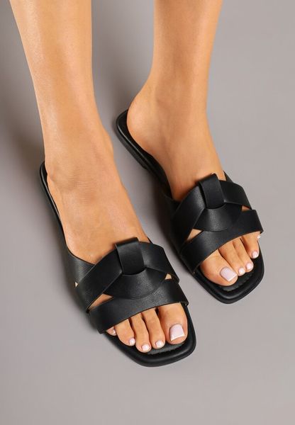 Czarne Klapki Ozdobione Geometryczną Cholewką Orrona. Czarne klapki Renee, bez wzorów, z jeansu, klasyczne, bez obcasa, na płaskiej podeszwie, bez zapięcia. Za 59.99 zł.