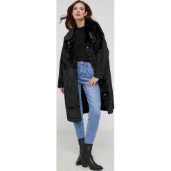 Answear Lab płaszcz damski kolor czarny przejściowy. Czarne płaszcze Answear Lab, l, bez wzorów, bez kaptura. W wyprzedaży za 244.99 zł.