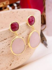 L'Atelier de Gaia Pozłacane kolczyki-wkrętki z agatem i kwarcem różowym rozmiar: onesize. Czerwone kolczyki L'Atelier de Gaia, z agatem, pozłacane. Za 100.52 zł.