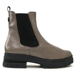 Botki Caprice. Brązowe botki Caprice, bez wzorów, bez obcasa, na płaskiej podeszwie, bez zapięcia. Za 299.99 zł.