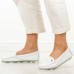 Białe skórzane mokasyny damskie Filippo Dp2037/26. Białe mokasyny Filippo, bez wzorów, z jeansu, z okrągłym noskiem. Za 199.00 zł.