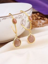 L'Atelier de Gaia Pozłacane kolczyki-półkreole z kamieniami słonecznymi rozmiar: onesize. Różowe kolczyki L'Atelier de Gaia, pozłacane. Za 39.99 zł.