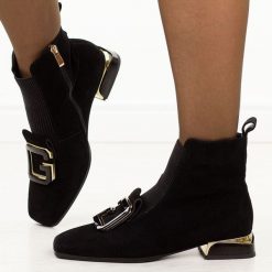 Czarne zamszowe skórzane botki damskie na obcasie DiA 52-217. Czarne botki DiA, z aplikacjami, z gumy, eleganckie, bez obcasa, na obcasie, bez zapięcia. Za 439.00 zł.