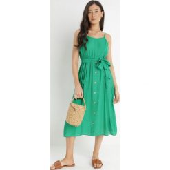 Zielona Sukienka Sharthe. Zielone sukienki Born2be, l, bez wzorów, z tkaniny, bez kołnierzyka, bez ramiączek, midi. W wyprzedaży za 59.99 zł.