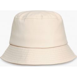 Kapelusz bucket hat - Beżowy. Brązowe kapelusze Cropp, bez wzorów, ze skóry. W wyprzedaży za 15.99 zł.