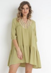 Zielona Rozkloszowana Sukienka Oversize z Ozdobną Plecionką Przy Dekolcie Samila. Zielone sukienki Born2be, na imprezę, m, bez wzorów, boho, bez kołnierzyka, bez ramiączek, mini, oversize. Za 199.99 zł.
