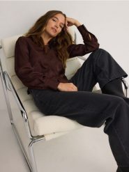 Koszula ze strukturalnym wzorem - brązowy. Brązowe koszule Reserved, l, bez wzorów, z tkaniny, bez kołnierzyka, bez ramiączek. W wyprzedaży za 39.99 zł.