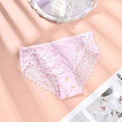 Figi z koronką klasyczny krój dla codziennej elegancji Erike. Czarne figi Intica, bez wzorów, z koronki. W wyprzedaży za 69.00 zł.