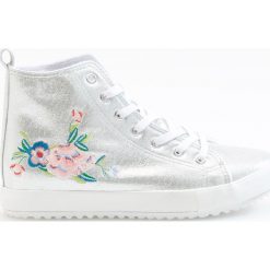 Srebrne trampki za kostkę - Srebrny. Buty sportowe lifestyle marki bonprix. W wyprzedaży za 29.99 zł.