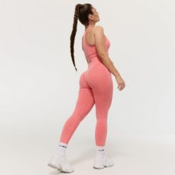 Legginsy damskie fitness bezszwowe z wysokim stanem koralowe FLO. Czerwone legginsy sportowe GYMBEAM, s, bez wzorów, z elastanu, z podwyższonym stanem, do biegania. Za 110.90 zł.