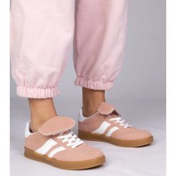 Różowe sneakersy trampki damskie sportowe. Czerwone trampki bez wzorów, z gumy, eleganckie, bez zapięcia. Za 84.03 zł.