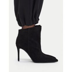 Botki GINO ROSSI. Czarne botki Gino Rossi, bez wzorów, bez obcasa, na słupku, bez zapięcia. Za 399.99 zł.
