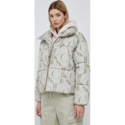 Calvin Klein Jeans kurtka J20J219935.9BYY damska kolor zielony zimowa. Zielone kurtki Calvin Klein Jeans, na zimę, l, bez wzorów, z jeansu, bez kaptura. Za 1,199.90 zł.