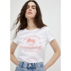 Mustang t-shirt bawełniany kolor biały. Białe t-shirty Mustang, l, bez wzorów, z bawełny, bez kołnierzyka, bez ramiączek. Za 59.99 zł.