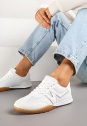Białe Sneakersy Klasyczne Tenisówki Istia. Białe trampki Renee, z aplikacjami, z jeansu, klasyczne, bez zapięcia. W wyprzedaży za 75.99 zł.