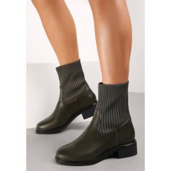 Zielone Botki Podorena. Zielone botki Renee, bez wzorów, prążkowane, eleganckie, przed kolano, bez obcasa, na płaskiej podeszwie, bez zapięcia. W wyprzedaży za 149.99 zł.