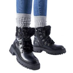 Czarne workery z ozdobnym futerkiem Quarto. Czarne botki bez wzorów, z futra, z okrągłym noskiem, za kostkę, bez obcasa, na obcasie, bez zapięcia. Za 225.89 zł.