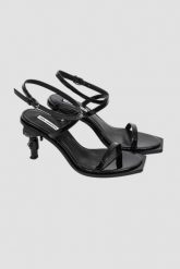 KARL LAGERFELD Czarne damskie sandały KARL NFT HEEL, Rozmiar 38. Czarne sandały KARL LAGERFELD, bez wzorów, bez obcasa, na obcasie, bez zapięcia. W wyprzedaży za 499.99 zł.