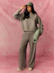 4F Spodnie dresowe z szerokimi nogawkami damskie - szare XS. Szare spodnie dresowe 4f, bez wzorów, z dresówki. Za 149.99 zł.