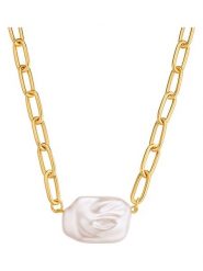 Yokoamii Pozłacany naszyjnik z perłą syntetyczną - dł. 45 cm rozmiar: onesize. Żółte naszyjniki Yokoamii, z materiału, z perłą, metalowe. Za 34.99 zł.