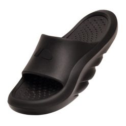 Klapki Kubota Futuro Cloud. Czarne klapki Kubota, bez wzorów, z materiału, bez obcasa, bez zapięcia. Za 139.99 zł.