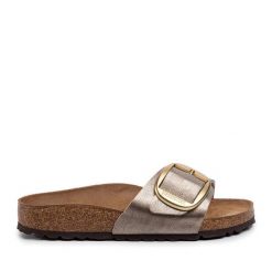 Klapki Birkenstock. Brązowe klapki Birkenstock, bez wzorów, bez obcasa, bez zapięcia. Za 499.99 zł.