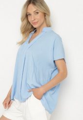 Jasnoniebieska Nietoperzowa Bluzka Oversize z Wiskozą z Dekoltem w Serek Davilisa. Niebieskie bluzki Born2be, z aplikacjami, z jeansu, eleganckie, bez kołnierzyka, bez ramiączek. Za 89.99 zł.