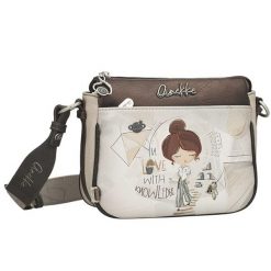 Torebka damska Anekke, listonoszka z dekoracyjnym nadrukiem i metalowym logo zapinana na suwak wyposażona w regulowany pasek oraz ozdobną zawieszkę,. Brązowe listonoszki Anekke, bez wzorów, biznesowe, na ramię, z nadrukiem, bez dodatków. Za 339.00 zł.