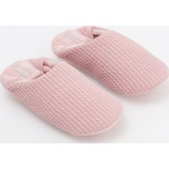 Kapcie - Różowy. Kapcie marki Cropp. W wyprzedaży za 29.99 zł.