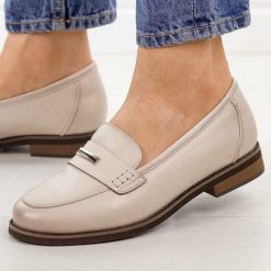 Beżowe skórzane mokasyny damskie Cambell 19381. Brązowe mokasyny Cambell, z aplikacjami, z jeansu, z okrągłym noskiem. Za 229.00 zł.