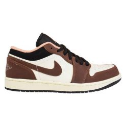 Buty sportowe Air Jordan 1 Low Mocha. Brązowe buty treningowe Jordan, bez wzorów, bez zapięcia. Za 1,399.00 zł.