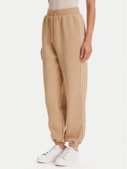 Guess Spodnie dresowe V5YB02 KB3P2 Beżowy Regular Fit. Brązowe spodnie dresowe Guess, z aplikacjami, z bawełny. Za 279.99 zł.