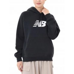 Bluza dresowa damska NEW BALANCE z kapturem bawełna. Czarne bluzy New Balance, bez wzorów, z bawełny, bez ramiączek, z kapturem. Za 249.00 zł.