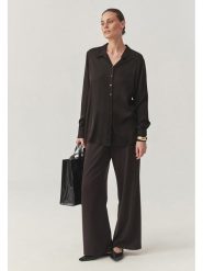 TATUUM Bluzka w kolorze czarnym rozmiar: 44. Czarne bluzki Tatuum, bez wzorów, z wiskozy, bez kołnierzyka, bez ramiączek. Za 126.15 zł.