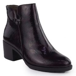 Botki lakierowane na klocku damskie burgund M.Daszyński SA128-61. Czerwone botki M.Daszyński, bez wzorów, z lakierowanej skóry, eleganckie, bez obcasa, bez zapięcia. Za 99.99 zł.