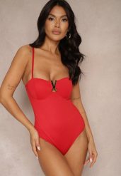 Czerwone Body z Metalową Ozdobą Areos. Czerwone body i gorsety Renee, z aplikacjami, bez ramiączek. W wyprzedaży za 27.99 zł.