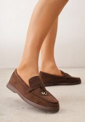 Brązowe Mokasyny VICES Casualowe ze Skórzaną Wkładką i Metalowymi Ozdobami Dinsmore. Brązowe mokasyny Renee, bez wzorów, z materiału, z okrągłym noskiem. Za 89.99 zł.